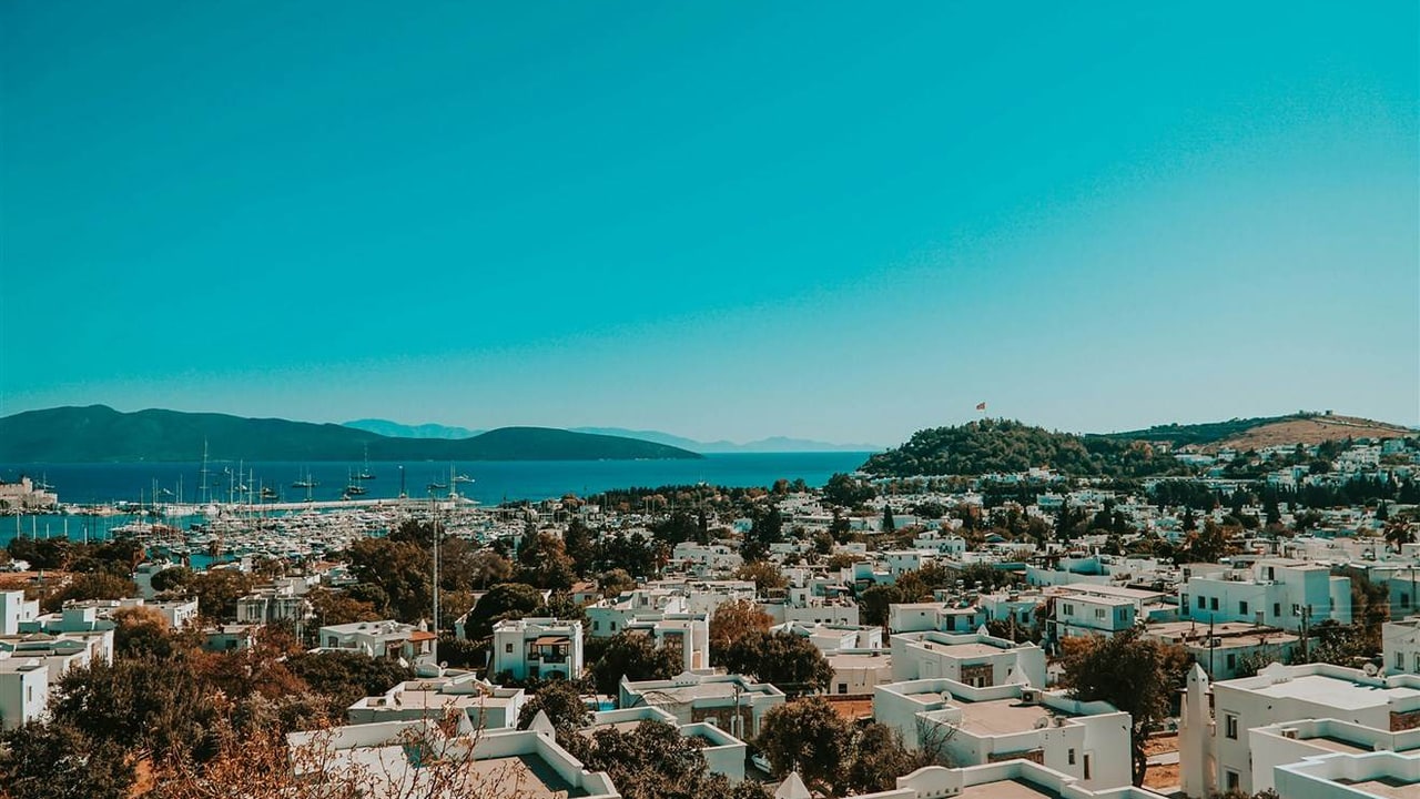 Bodrum'a kuşbakışı — beyaz evler ve marina