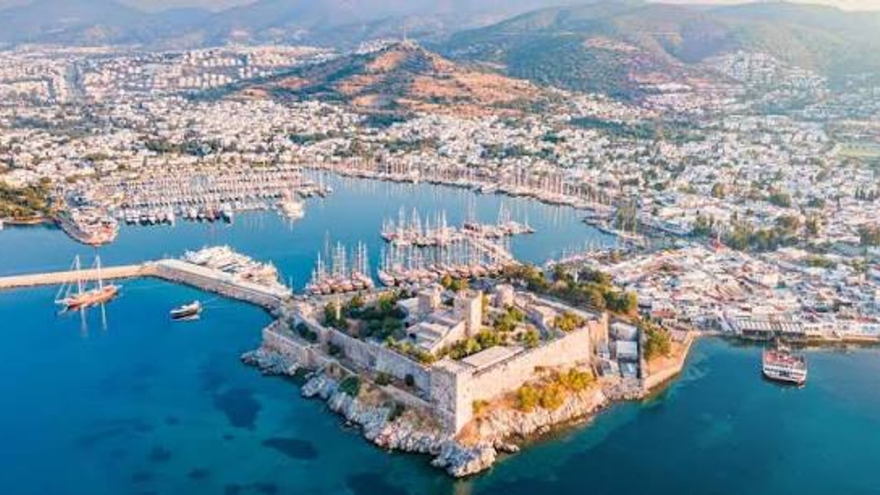 Bodrum Kalesi ve yat limanı havadan görünüm
