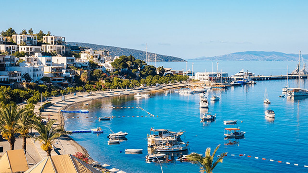 Bodrum sahil şeridi ve lüks konutlar